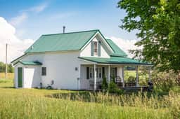 Cozy Countryside Farmhouse In Leelanau - Image 2