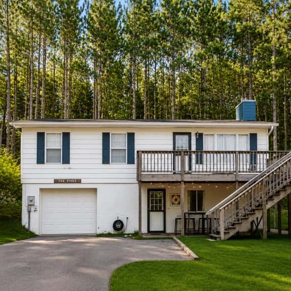 Cozy 3BR ~Near Downtown & Lake MI + Pet Friendly - Image 1