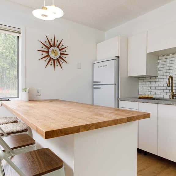 Retro Condo w/ Beach + Pet Friendly | Mins To Downtown - Image 1