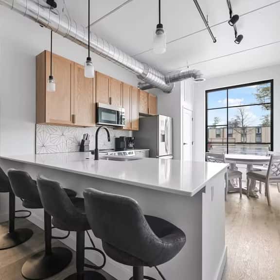 Skyline Retreat | Pet Friendly + Rooftop Hot Tub - Image 1