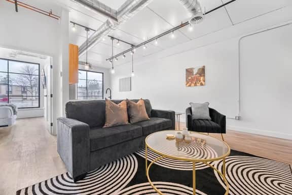 Skyline Retreat | Pet Friendly + Rooftop Hot Tub - Image 4