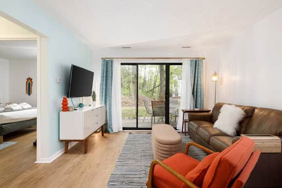 Retro Condo w/ Beach + Pet Friendly | Mins To Downtown - Image 4