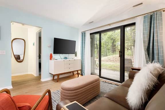 Retro Condo w/ Beach + Pet Friendly | Mins To Downtown - Image 5