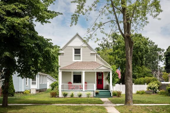 Darling Downtown 3BR w/ Grill | Downtown & Beach - Image 1