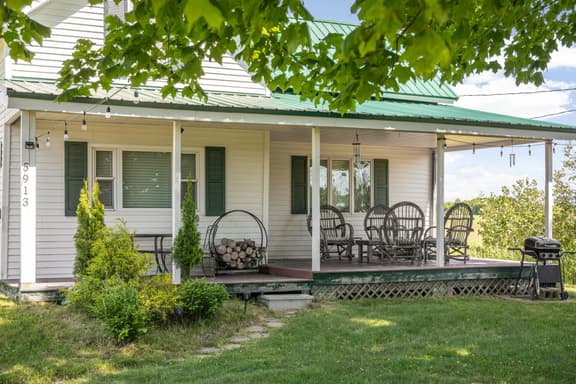 Cozy Countryside Farmhouse In Leelanau - Image 1