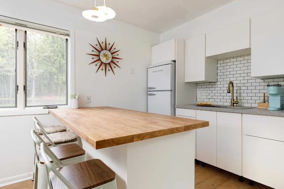 Retro Condo w/ Beach + Pet Friendly | Mins To Downtown - Image 1