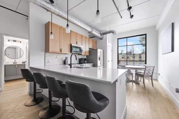 Skyline Retreat | Pet Friendly + Rooftop Hot Tub - Image 1